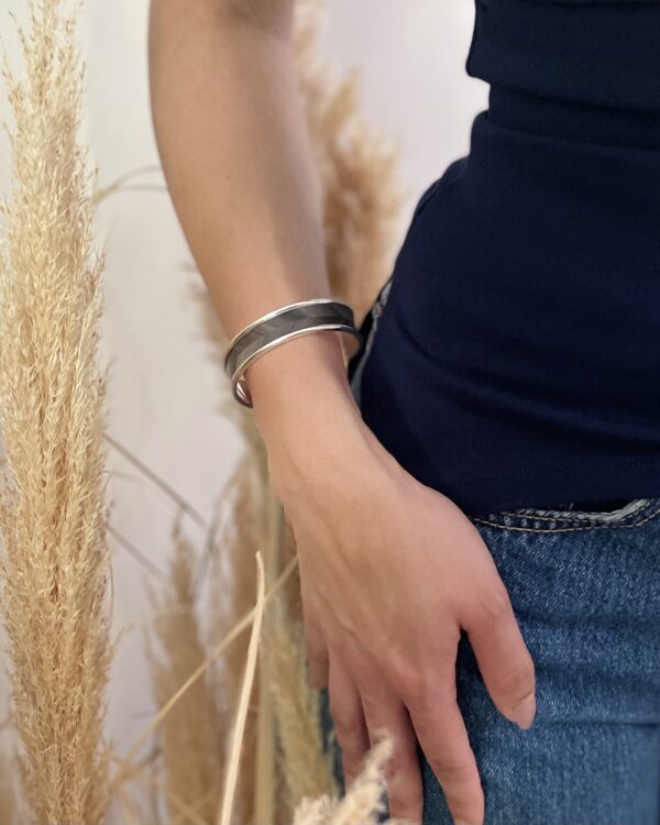 Vue portée du bracelet chevrons gris en paille – Collection Rayons Croisés – Atelier Gahia