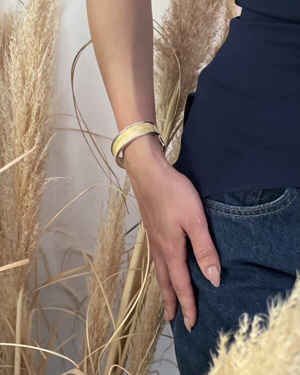 Bracelet en marqueterie de paille naturelle – motif chevrons – monture en laiton argenté – Collection Rayons Croisés – Atelier Gahia