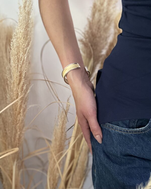: Bracelet en marqueterie de paille naturelle – motif chevrons – monture en laiton argenté – Collection Rayons Croisés – Atelier Gahia