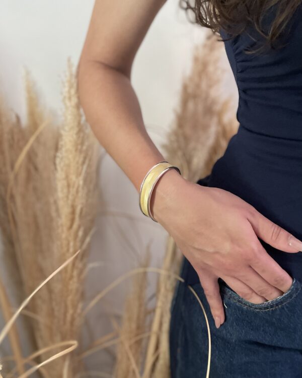 : Bracelet en marqueterie de paille naturelle – motif chevrons – monture en laiton argenté – Collection Rayons Croisés – Atelier Gahia