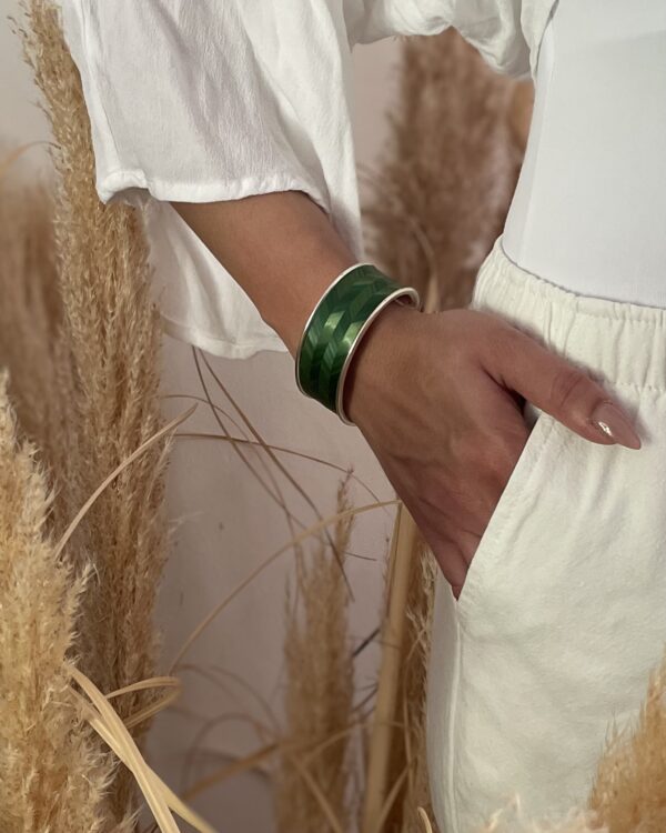 Bracelet chevrons en paille verte – finition laiton argenté – Atelier Gahia