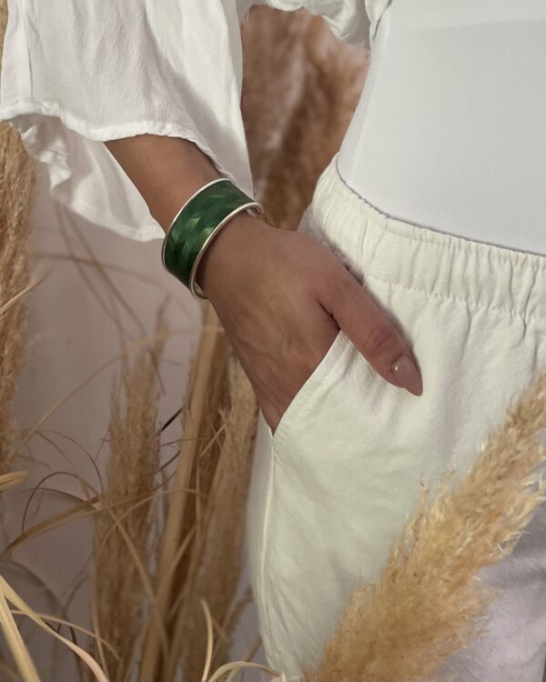 : Bracelet vert en marqueterie de paille – chevrons – laiton argenté – Atelier Gahia