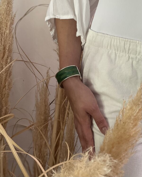 Vue artistique du bracelet vert chevrons – laiton argenté – Atelier Gahia