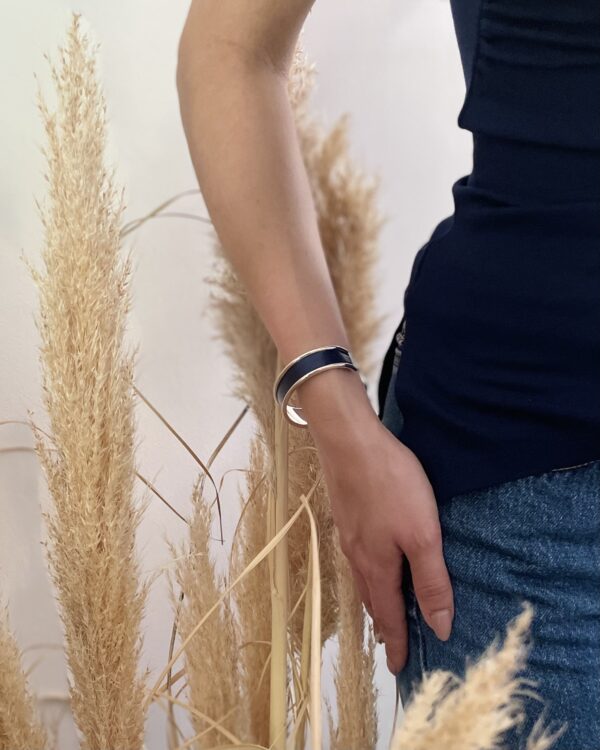 Bracelet bleu en paille, aspect soyeux, monture en laiton argenté – Collection Intensité Claire – Atelier Gahia