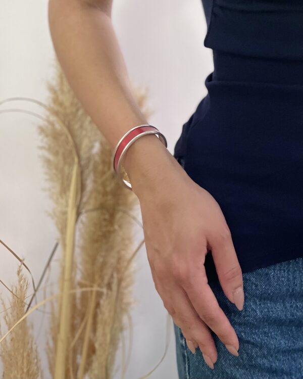 : Bracelet rouge en marqueterie de paille – laiton argenté – Atelier Gahia