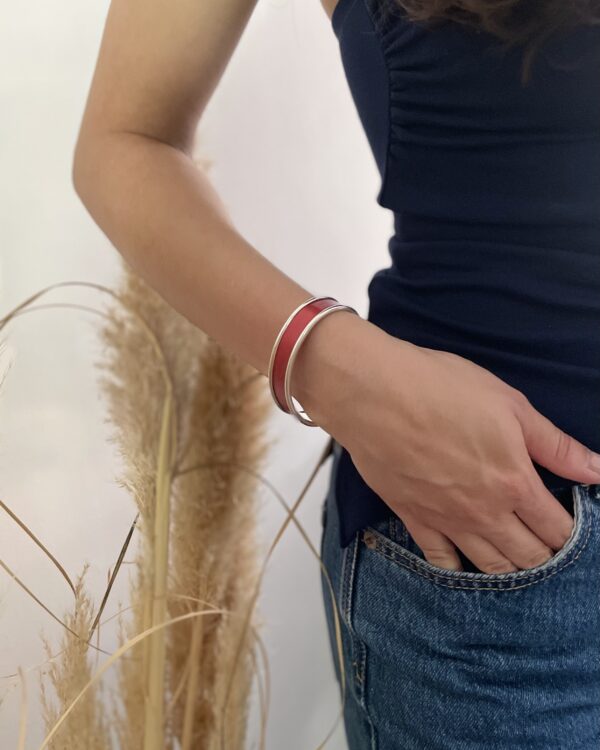 Bracelet élégant en paille rouge et métal argenté – création Atelier Gahia
