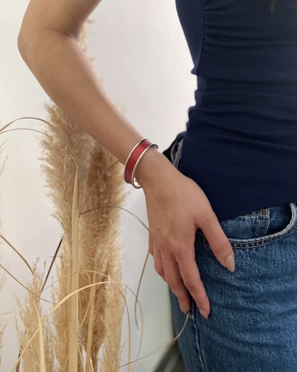 Détail raffiné d’un bracelet rouge en laiton argenté – Atelier Gahia