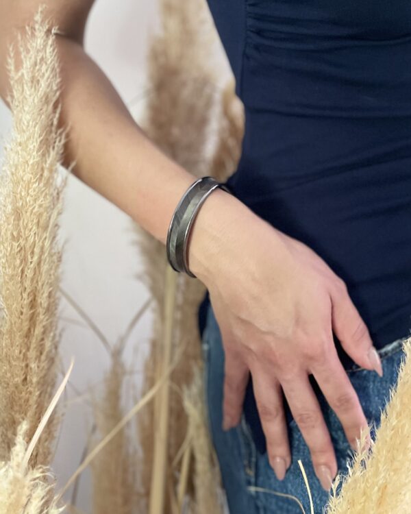 Gros plan sur bracelet gris en paille – chevrons et laiton argenté vieilli – Atelier Gahia