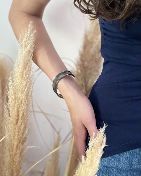 Bracelet gris en laiton argenté vieilli – motif chevrons – Collection Rayons Patinés – Atelier Gahia