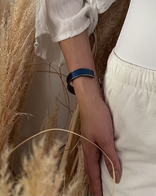 Bracelet bleu en marqueterie de paille porté sur poignet féminin – Atelier Gahia