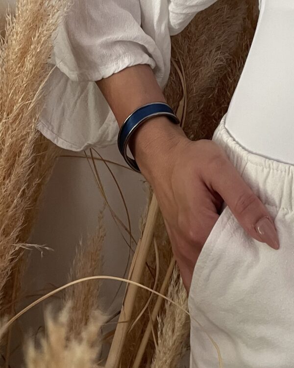 Bracelet en paille bleue et laiton vieilli – vue de profil porté – Atelier Gahia