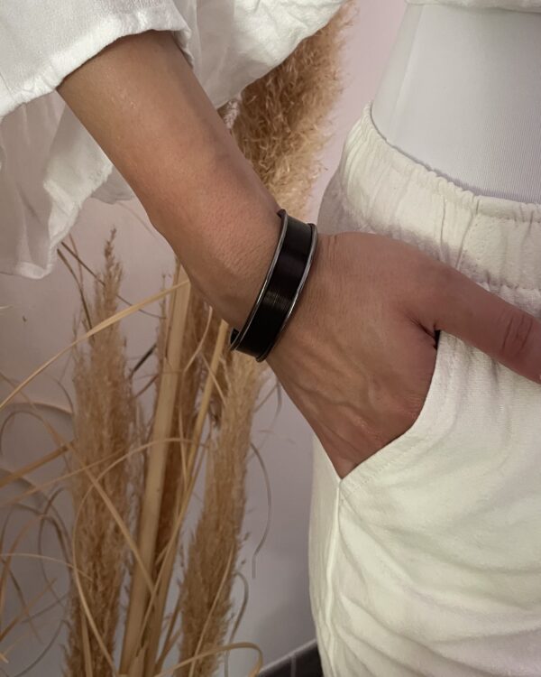 Bracelet en marqueterie de paille noire – laiton argenté vieilli – motif aspect soyeux et doux – Collection Éclat Serein – Atelier Gahia