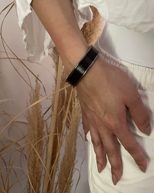 : Bracelet en marqueterie de paille noire – laiton argenté vieilli – motif aspect soyeux et doux – Collection Éclat Serein – Atelier Gahia