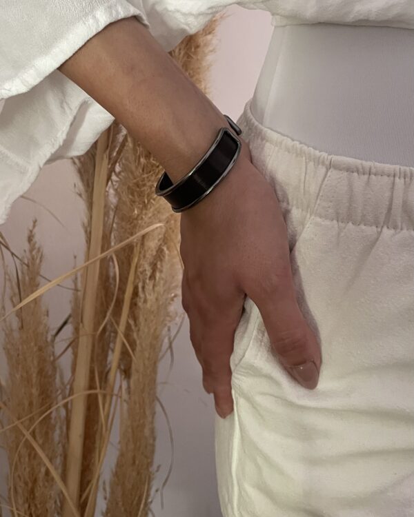 Bracelet en marqueterie de paille noire – laiton argenté vieilli – motif aspect soyeux et doux – Collection Éclat Serein – Atelier Gahia