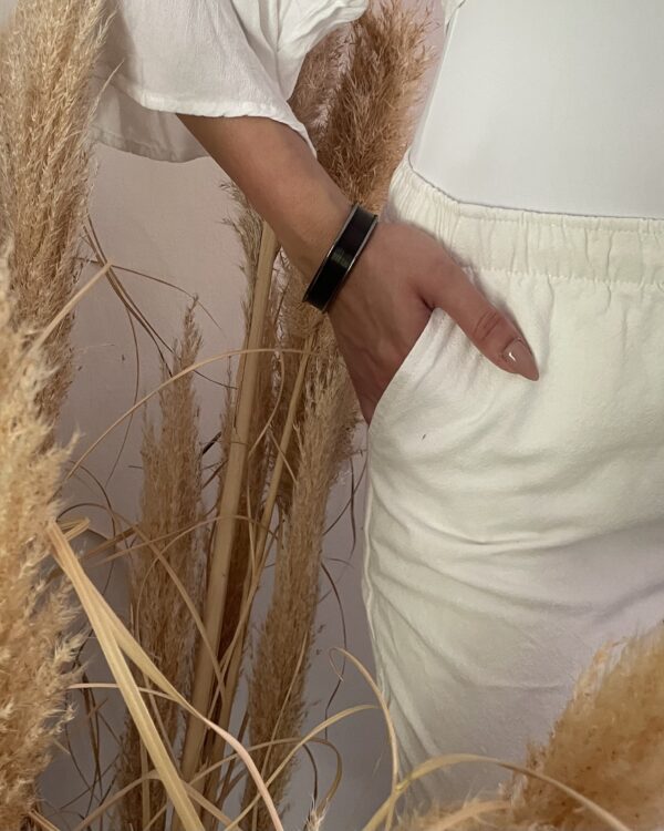 Bracelet en marqueterie de paille noire – laiton argenté vieilli – motif aspect soyeux et doux – Collection Éclat Serein – Atelier Gahia
