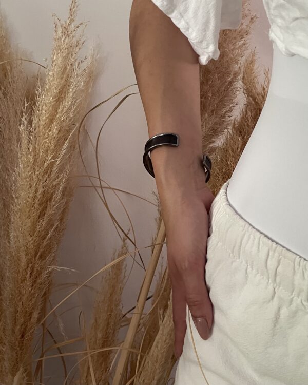 Bracelet en marqueterie de paille noire – laiton argenté vieilli – motif aspect soyeux et doux – Collection Éclat Serein – Atelier Gahia