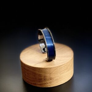 Bracelet bleu nuit satin droit 10 mm – base laiton argenté vieilli – Atelier Gahia