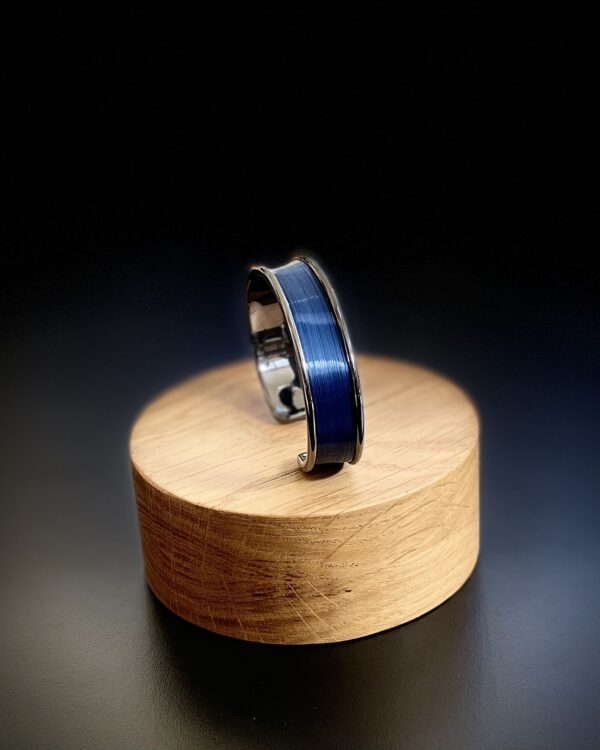 Bracelet bleu nuit satin droit 10 mm – base laiton argenté vieilli – Atelier Gahia