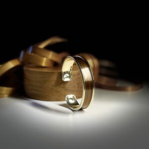 Bracelet Marron Écorce en paille naturelle brun chocolat et laiton doré – Collection Lumière Fine – Atelier Gahia