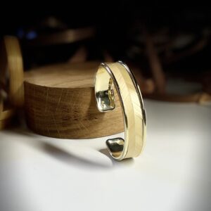 : Bracelet en laiton doré avec motif chevrons – Collection Rayons Croisés – Atelier Gahia