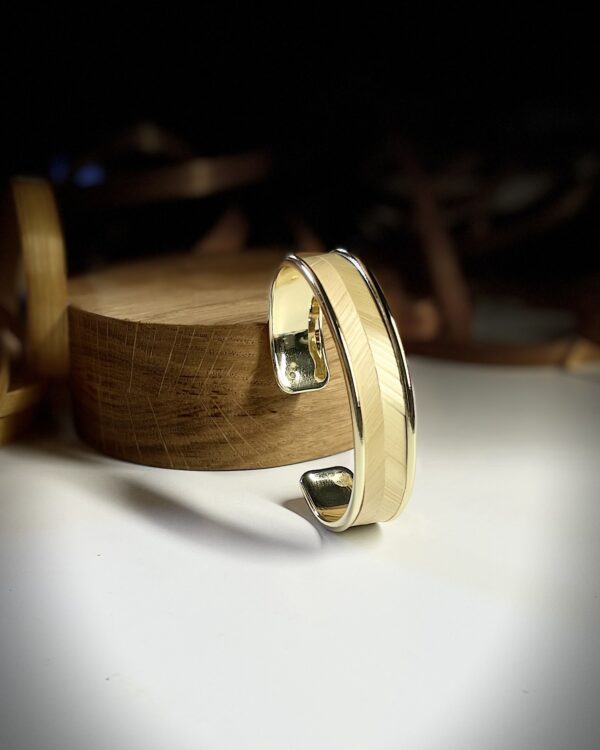 : Bracelet en laiton doré avec motif chevrons – Collection Rayons Croisés – Atelier Gahia