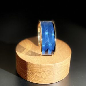 : Bracelet bleu 20 mm motif chevron sur base laiton doré – Atelier Gahia