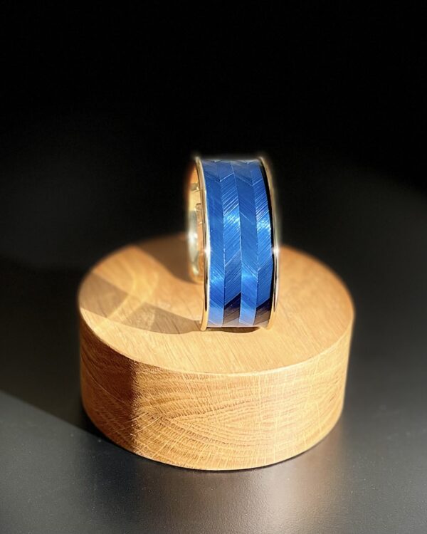 : Bracelet bleu 20 mm motif chevron sur base laiton doré – Atelier Gahia