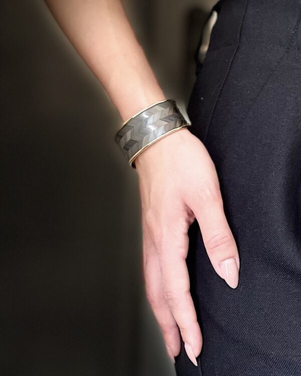 Bracelet en marqueterie de paille grise – motif chevrons – monture en laiton doré – Collection Écorce Éclatante – Atelier Gahia