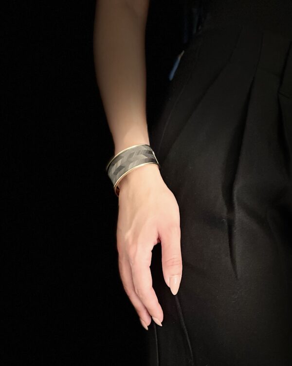 Bracelet en marqueterie de paille grise – motif chevrons – monture en laiton doré – Collection Écorce Éclatante – Atelier Gahia