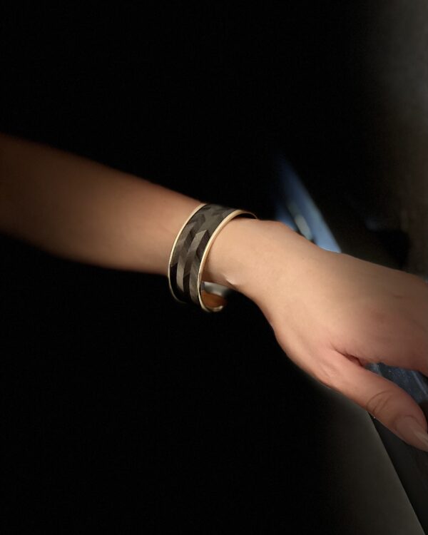 Bracelet en marqueterie de paille grise – motif chevrons – monture en laiton doré – Collection Écorce Éclatante – Atelier Gahia