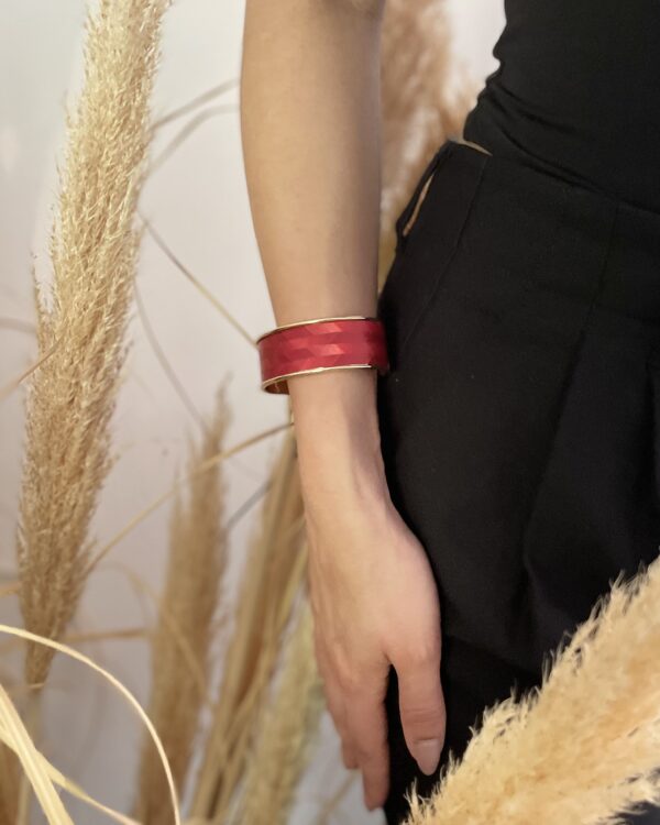 Bracelet rouge lumineux 20 mm – Atelier Gahia – Éclats Solaires