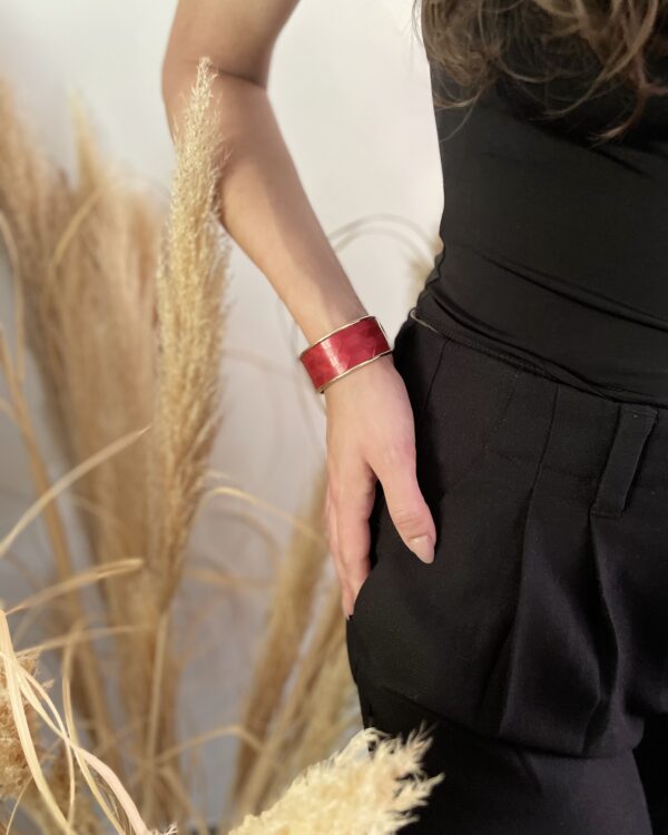 : Bracelet doré en marqueterie rouge Atelier Gahia – fond clair et jeu d’ombres