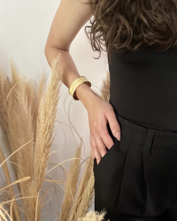 Zoom bracelet doré chevrons – Atelier Gahia