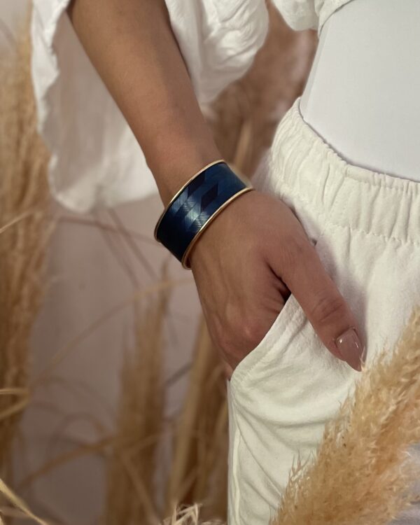 Bracelet bleu en paille motif chevrons, monté sur laiton doré – 20 mm – Atelier Gahia