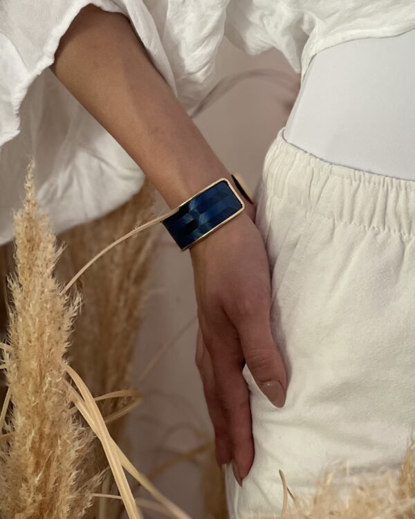 Bracelet bleu en paille motif chevrons, monté sur laiton doré – 20 mm – Atelier Gahia