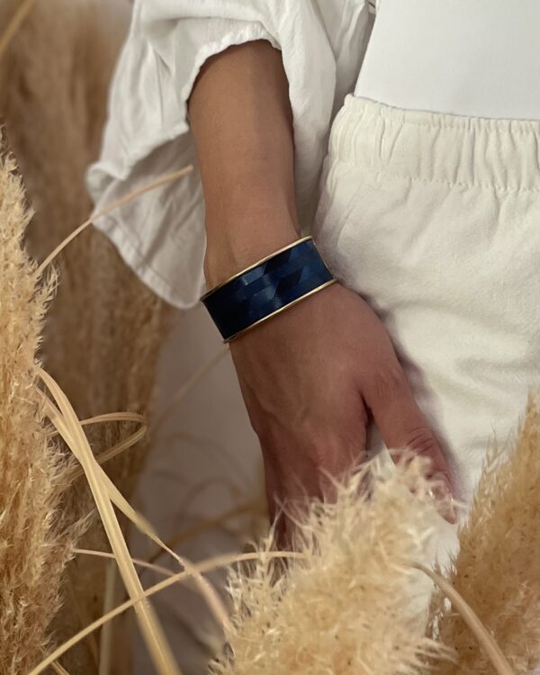 Bracelet bleu en paille motif chevrons, monté sur laiton doré – 20 mm – Atelier Gahia
