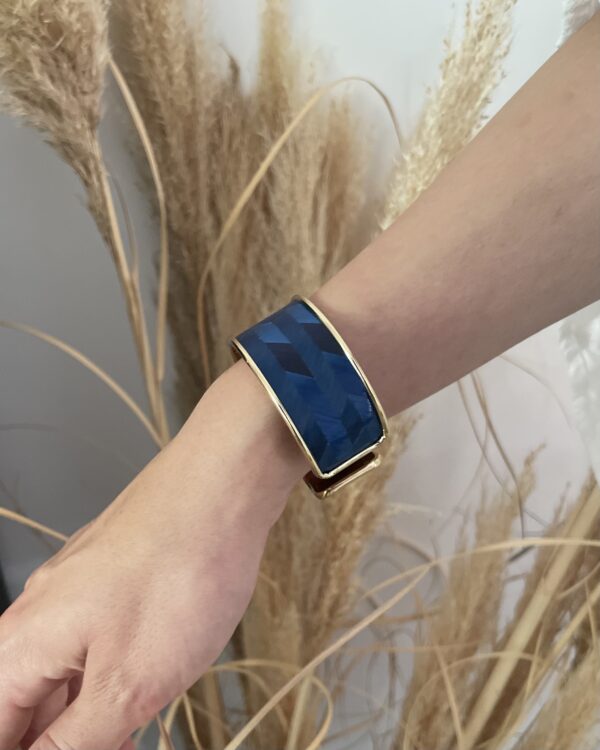 Ce bracelet Atelier Gahia conjugue la chaleur du laiton doré à la profondeur d’un tressage de paille bleu, dessiné en motif chevrons. Entièrement réalisé à la main en Provence, il reflète l’élégance d’un geste artisanal rare, dans un format affirmé de 20 mm.