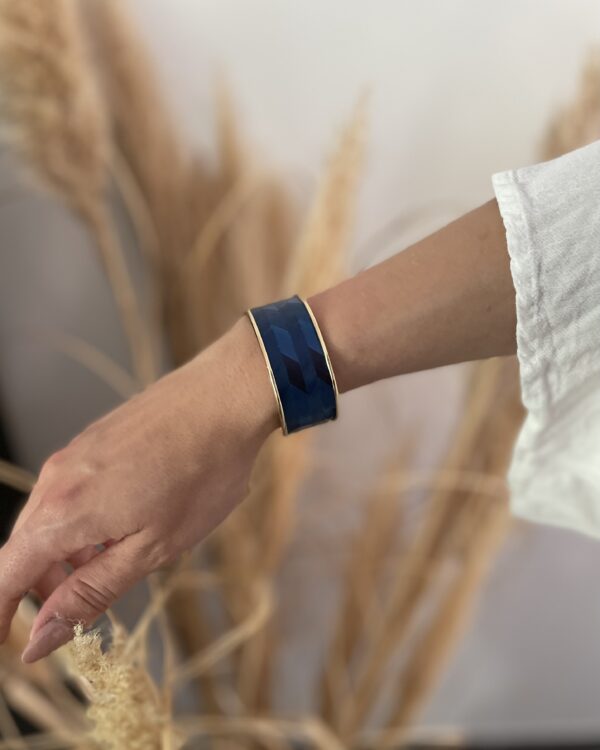 Bracelet bleu en paille motif chevrons, monté sur laiton doré – 20 mm – Atelier Gahia