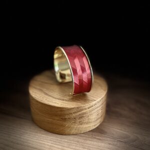 Bracelet rouge en marqueterie de paille motif chevrons – Atelier Gahia