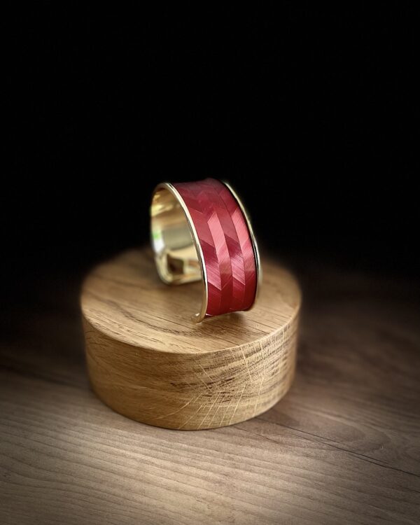 Bracelet rouge en marqueterie de paille motif chevrons – Atelier Gahia