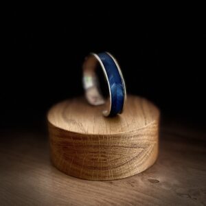 Bracelet bleu en marqueterie de paille motif chevrons – laiton argenté – Collection Rayons Nacrés – Atelier Gahia