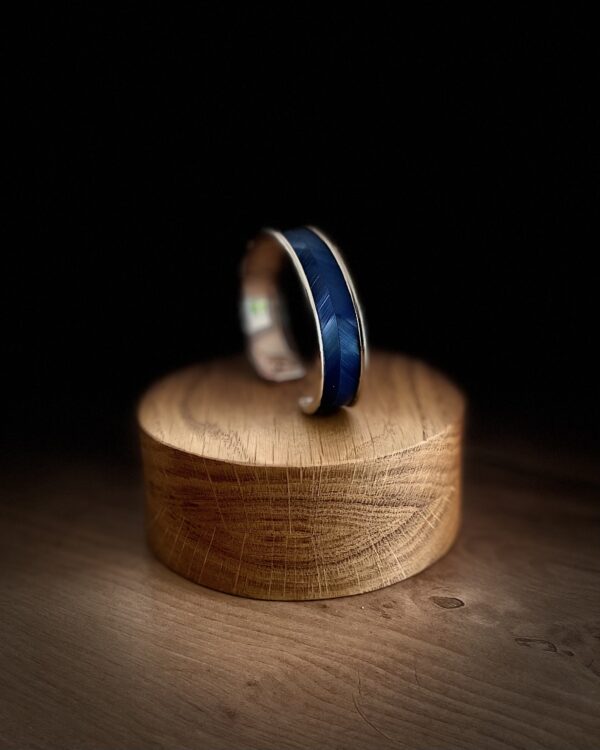 Bracelet bleu en marqueterie de paille motif chevrons – laiton argenté – Collection Rayons Nacrés – Atelier Gahia