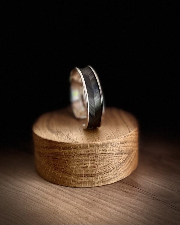 Bracelet gris chevrons en laiton argenté – Atelier Gahia