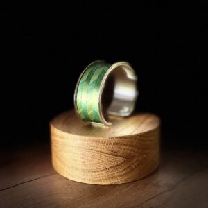 Bracelet en marqueterie de paille verte – motif chevrons – laiton argenté – Atelier Gahia