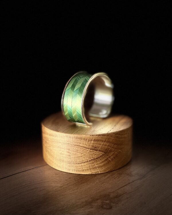 Bracelet en marqueterie de paille verte – motif chevrons – laiton argenté – Atelier Gahia