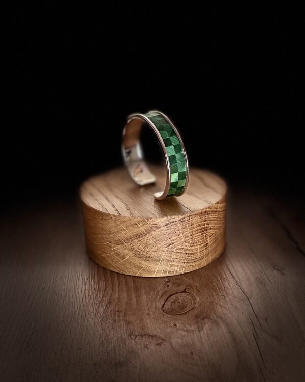 Bracelet vert en marqueterie de paille motif diamants – laiton argenté – Atelier Gahia
