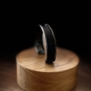 Bracelet en paille noire – motif soyeux – monté sur laiton argenté vieilli – Atelier Gahia