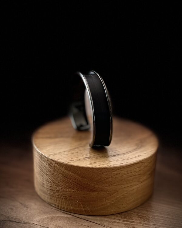 Bracelet en paille noire – motif soyeux – monté sur laiton argenté vieilli – Atelier Gahia