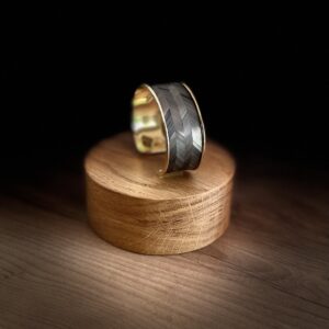 Bracelet motif chevrons gris en laiton doré – Atelier Gahia