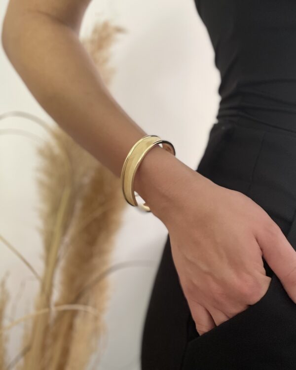 Bracelet doré motif chevrons porté – Atelier Gahia